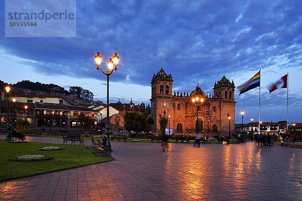 Kathedrale bei Dämmerung  Plaza de Armas  Cusco  Provinz Cusco  Peru  Südamerika