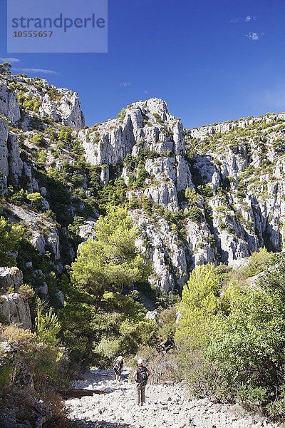 Wanderer im Nationalpark Calanques oder Parc National des Calanques  Cassis  Provence  Provence-Alpes-Cote d'Azur  Südfrankreich  Frankreich  Europa