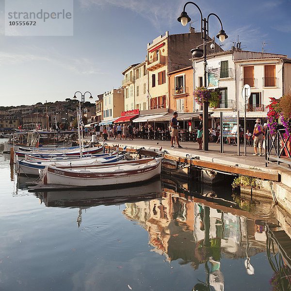 Hafenpromenade spiegelt sich im Wasser  Cassis  Provence  Provence-Alpes-Cote d'Azur  Südfrankreich  Frankreich  Europa