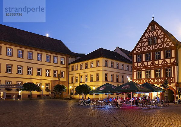 Marktplatz bei Dämmerung  Karlstadt  Unterfranken  Franken  Bayern  Deutschland  Europa