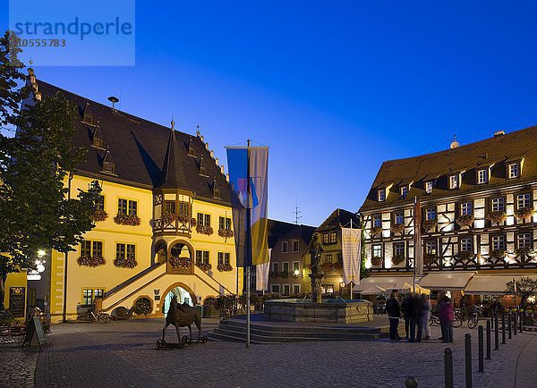 Marktplatz mit Rathaus und Hotel Behringer bei Dämmerung  Volkach  Mainfranken  Unterfranken  Franken  Bayern  Deutschland  Europa