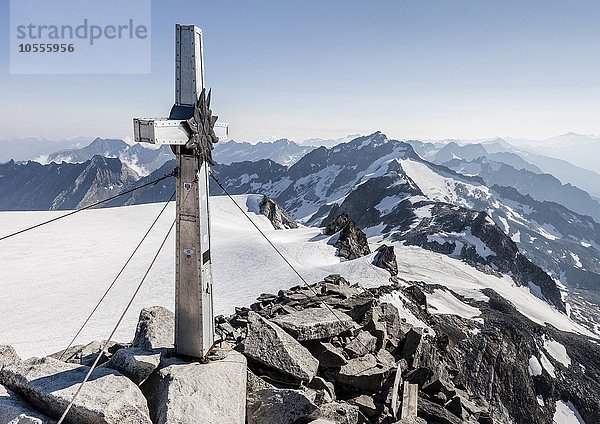 Auf dem Gipfel des Schwarzenstein  hinten der Löffler  Zillertaler Alpen  Südtirol  Trentino-Südtirol  Italien  Europa