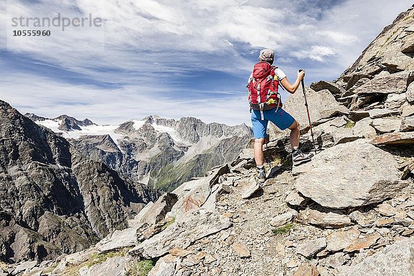 Bergsteiger am Gipfelgrat zur Jennwand  hinten der Laaserferner mit Vertainspitz und Großen Angulus  Südtirol  Trentino-Südtirol  Alpen  Italien  Europa