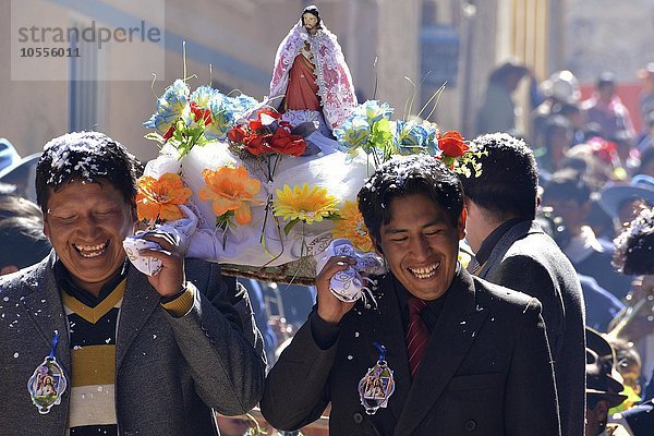 Prozession während einer Fiesta in Colquechaca  bei Potosi  Bolivien  Südamerika