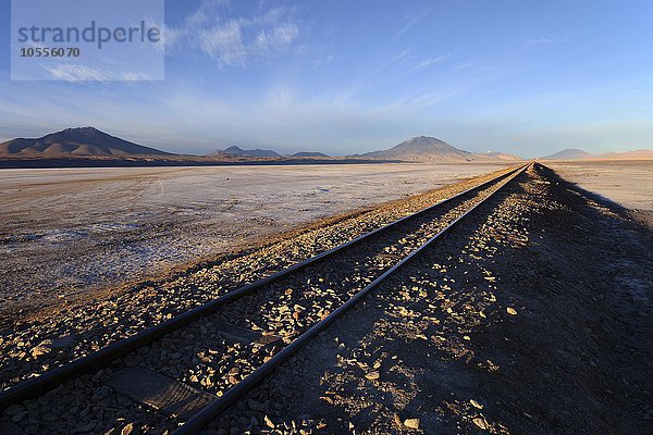 Bahnstrasse  Bahngleise im Morgenlicht  nahe Cementerio de los trenes  Uyuni  Bolivien  Südamerika