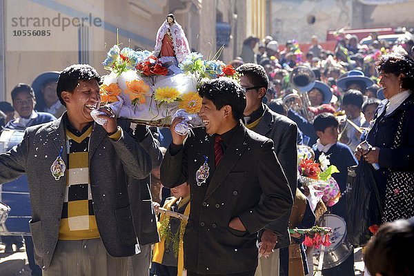 Prozession während einer Fiesta in Colquechaca  bei Potosi  Bolivien  Südamerika
