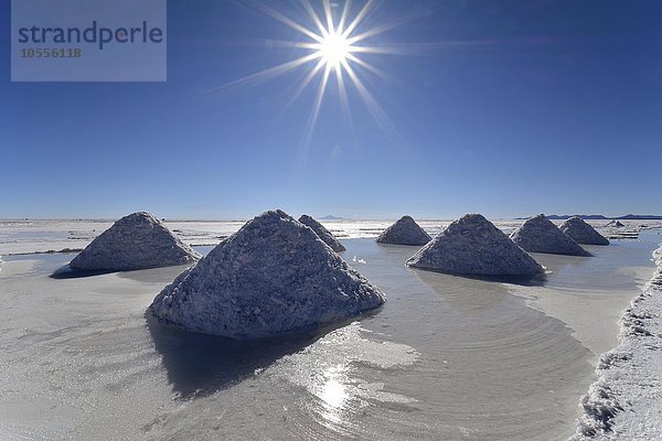 Haufen mit Salz  Salzsee Salar de Uyuni  Altiplano  Bolivien  Südamerika