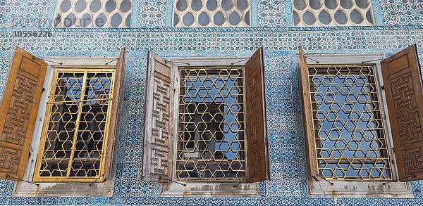 Fenster im Topkapi Palast  Istanbul  Türkei  Asien