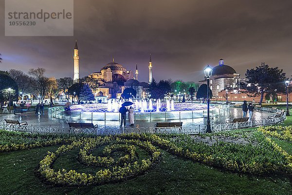 Hagia Sophia oder Ayasofya  Sultan Ahmed Park  Springbrunnen im Sultanahmet  Istanbul  europäischer Teil  Türkei  Asien