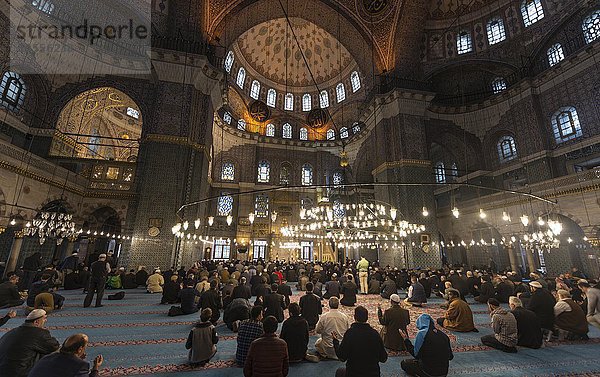 Betende Moslems in der Moschee Yeni Cami  Innenansicht  Fatih  Istanbul  Türkei  Asien