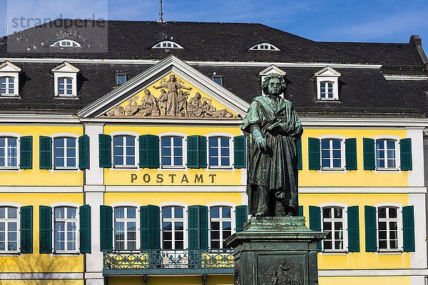 Beethoven Denkmal am Münsterplatz  hinten Hauptpostamt im Fürstenbergischen Palais  Bonn  Nordrhein-Westfalen  Deutschland  Europa