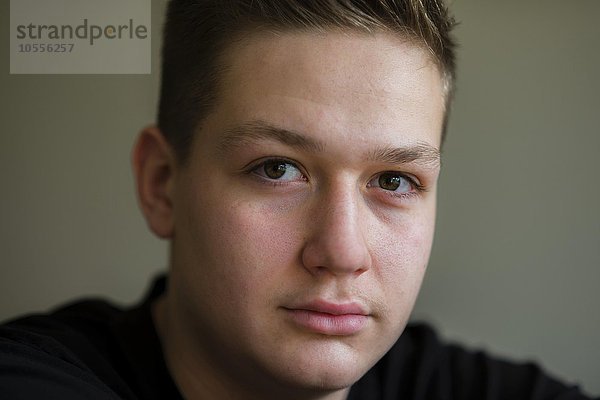 Fünfzehnjähriger Junge  Portrait  nachdenklich  Deutschland  Europa