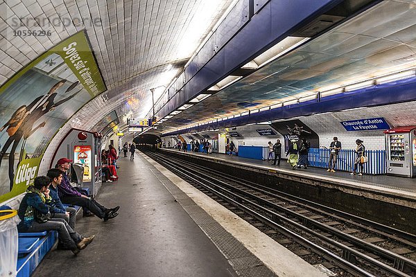 Metrostation Chaussee d'Antin La Fayette  Leute warten am Bahngleis auf die Metro  Paris  Frankreich  Europa