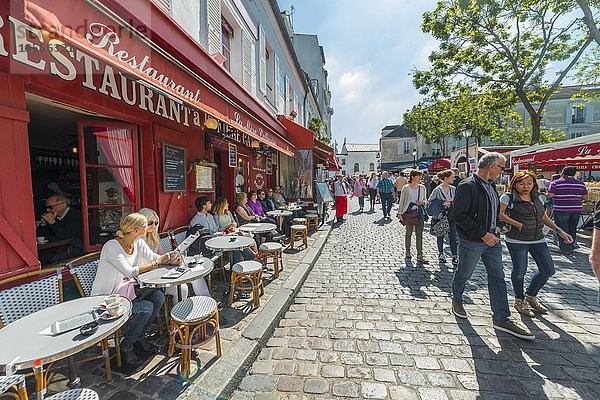 Restaurants und Menschen in einer Straße in Montmartre  Paris  Île-de-France  Frankreich  Europa