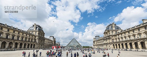 Hof und Glaspyramide des Louvre  Paris  Ile-de-France  Frankreich  Europa