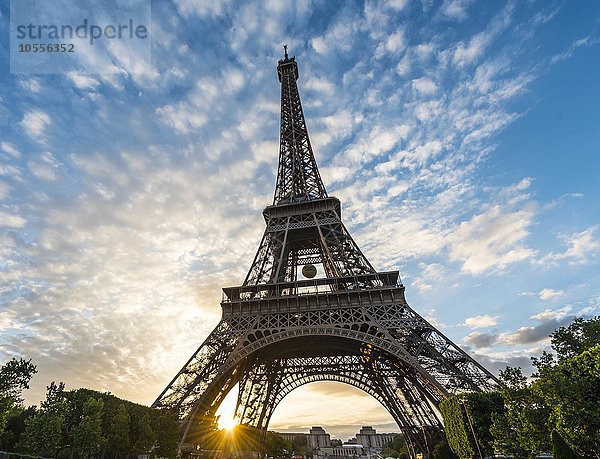 Sonnenuntergang hinter Eiffelturm  Champ de Mars  Paris  Île-de-France  Frankreich  Europa