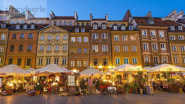 Marktplatz mit vielen Restaurants bei Nacht in der Altstadt  Warschau  Masowien  Polen  Europa