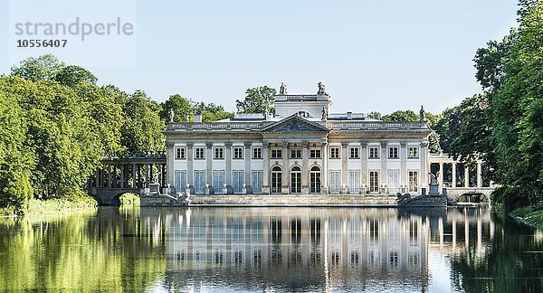 Lazienki Palast mit See und Park auf künstlicher Insel  Warschau  Masowien  Polen  Europa