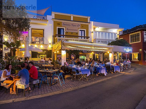 Restaurants in der Dämmerung  Port d'Andratx  Mallorca  Balearen  Spanien  Europa