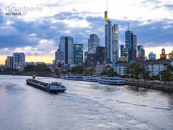 Ausblick auf den Main und die Skyline von Frankfurt mit Bankenviertel  Frankfurt am Main  Hessen  Deutschland  Europa