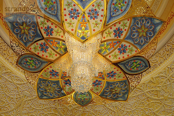 Verzierte Decke  Scheich-Zayid-Moschee  Abu Dhabi  Vereinigte Arabischen Emirate