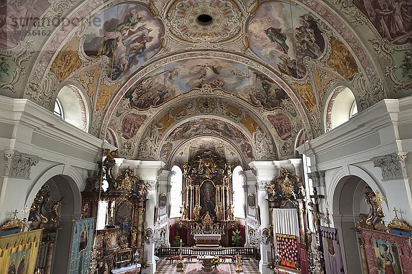 Innenraum mit Altar  St. Peter und Paul Kirche  Söll  Tirol  Österreich  Europa