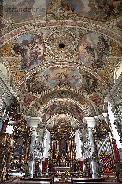Altarraum mit Deckenfresken von Christoph Anton Mayr  St. Peter und Paul Kirche  Söll  Tirol  Österreich  Europa