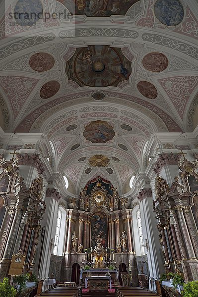 Innenraum mit Altar  Dekanatspfarrkirche St. Johann  St. Johann  Tirol  Österreich  Europa