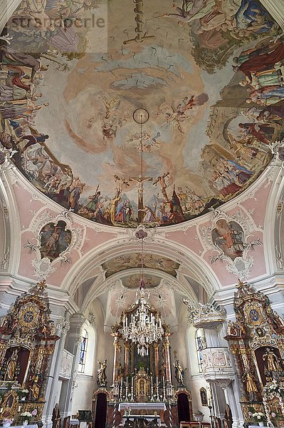 Hauptaltar mit Seitenaltären der Pfarrkirche Zum Hl. Kreuz  Going am Wilden Kaiser  Tirol  Österreich  Europa
