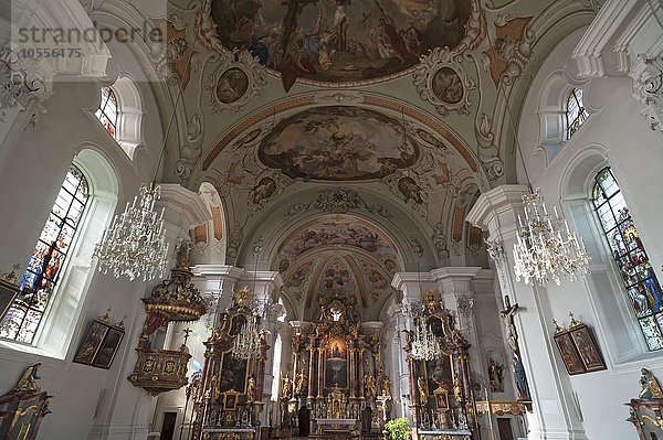 Innenraum mit Altar der Barockkirche St. Jakob und St. Leonard  Hopfgarten im Thale  Brixental  Tirol  Österreich  Europa