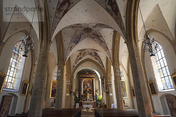 Innenraum mit Altar der St. Vitus Kirche  gotischer Bau  1660 bis 1661 barockisiert  Kufstein  Tirol  Österreich  Europa