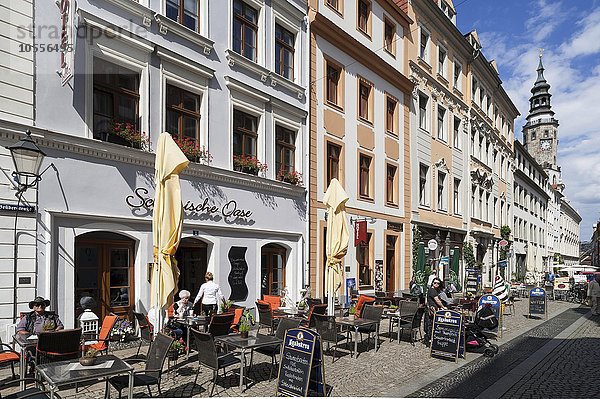 Fußgängerzone mit Cafés und Ausblick auf den alten Rathausturm  Brüderstrasse  Görlitz  Oberlausitz  Sachsen  Deutschland  Europa