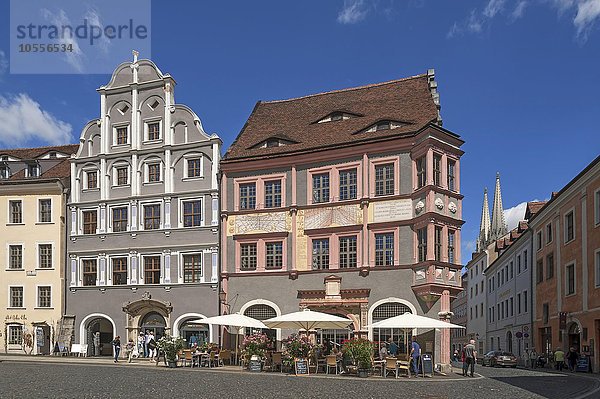 Alte Ratsapotheke mit zwei Sonnenuhren  links das Haus mit Flüsterbogen  Untermarkt  Görlitz  Oberlausitz  Sachsen  Deutschland  Europa