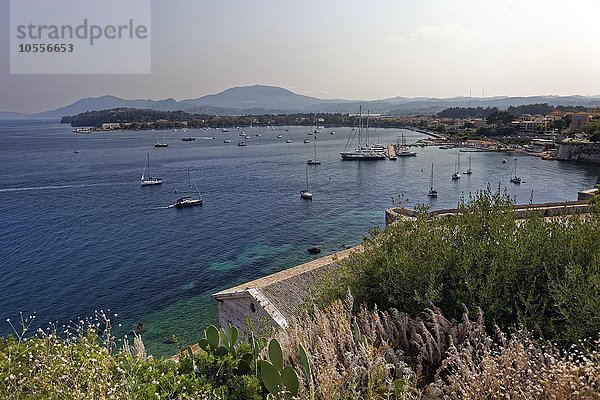 Ausblick von Alter Festung auf Jachthafen  Altstadt Kerkyra  Korfu Stadt  Unesco Weltkulturerbe  Insel Korfu  Ionische Inseln  Griechenland  Europa