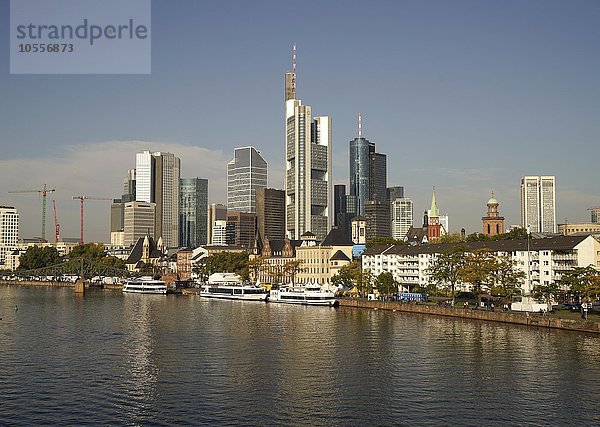 Stadtansicht mit Skyline Bankenviertel und Main  Frankfurt am Main  Hessen  Deutschland  Europa