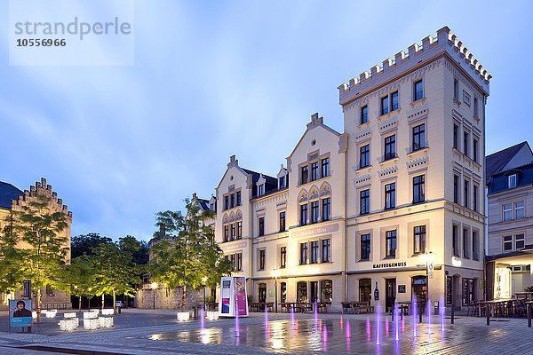 Albertsplatz mit historischem Wohn- und Geschäftshaus  Coburg  Oberfranken  Bayern  Deutschland  Europa