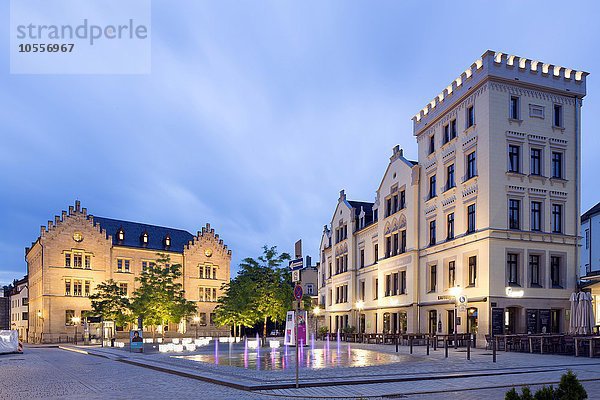 Albertsplatz mit Luther-Volksschule und historischem Wohn- und Geschäftshaus  Coburg  Oberfranken  Bayern  Deutschland  Europa