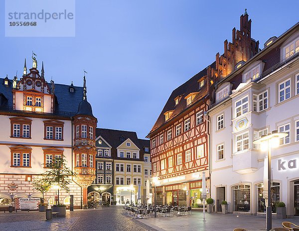 Historische Wohn- und Geschäftshäuser und Stadthaus am Marktplatz bei Dämmerung  Coburg  Oberfranken  Bayern  Deutschland  Europa