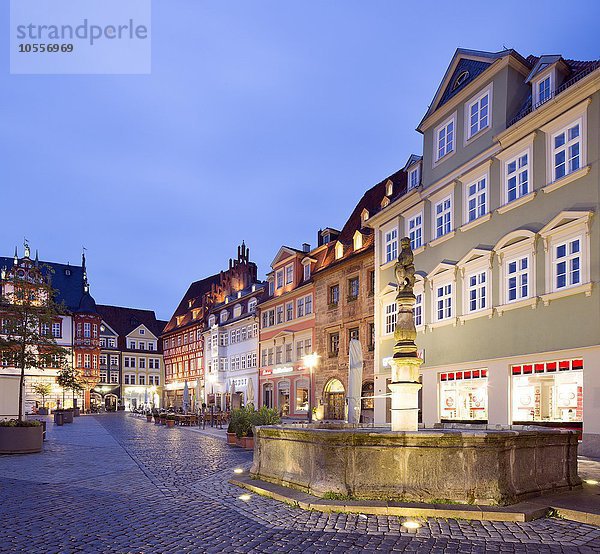 Historische Wohn- und Geschäftshäuser am Marktplatz bei Dämmerung  Spenglersbrunnen  Coburg  Oberfranken  Bayern  Deutschland  Europa