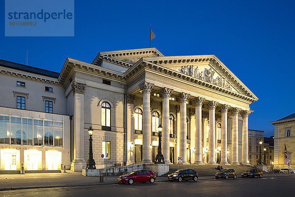 Bayerisches Nationaltheater von 1818  Staatsoper am Abend  Max-Joseph-Platz  München  Oberbayern  Bayern  Deutschland  Europa