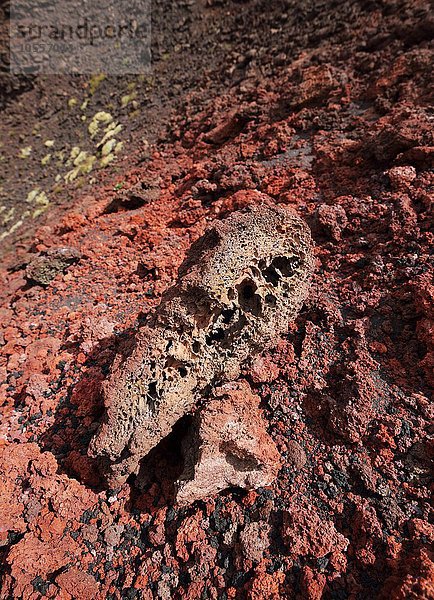 Erkaltete rote Lava am Nebenkrater Monti Calcarazzi  Detail  Ätna  Sizilien  Italien  Europa