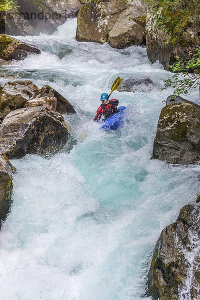 Kajakfahrer in extremem Wildwasser  Fluss Ziller im Zillergrund  Zillertal  Tirol  Österreich  Europa