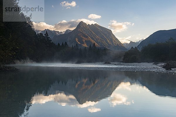 Berg Svinjak spiegelt sich in Soca  Soca-Tal  Triglav Nationalpark  Slowenien  Europa