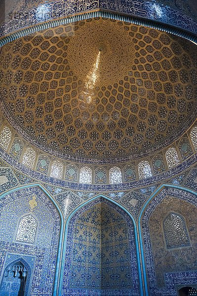 Innenraum mit Kuppel  Scheich-Lotfollah-Moschee oder Sheikh-Lotfoll?h  Isfahan  Iran