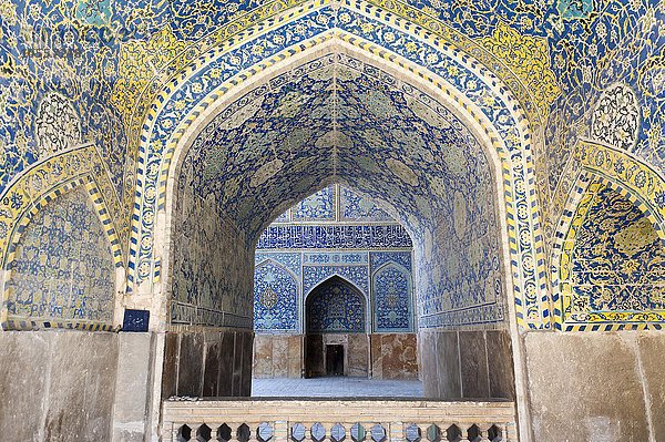Durchgang  kunstvoll mit Fliesen verzierter Bogen  blaue und gelbe Majolika  Isfahan  Freitagsmoschee  Jame Moschee von Isfahan  Iran