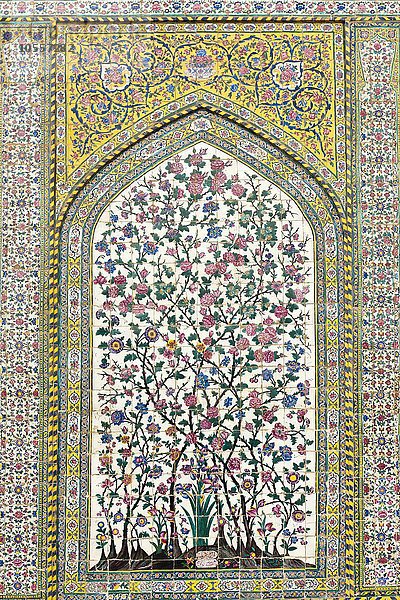 Wand mit kunstvoll bemalten Kacheln  florales Muster  Wakil Moschee  auch Vakil-Moschee oder Masjid-e Vakil  Schiras oder Shiraz  Iran