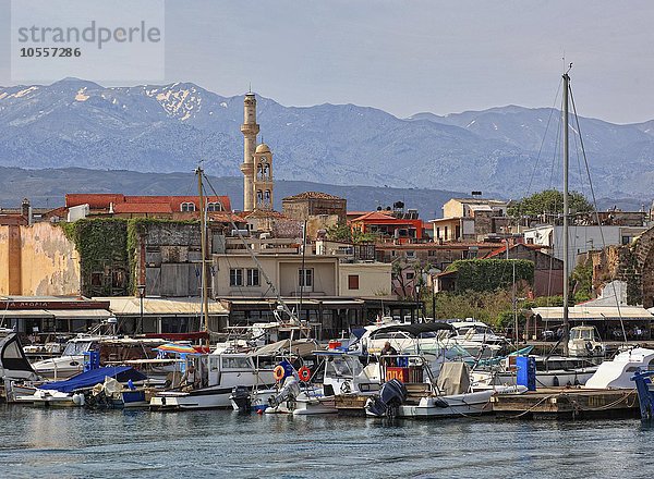 Boote im venezianischen Hafen mit Altstadt  Chania  Kreta  Griechenland  Europa