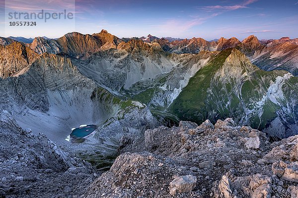Bergpanorama der Lechtaler Alpen mit Schiefersee bei Sonnenaufgang  Gramais  Lechtal  Tirol  Österreich  Europa