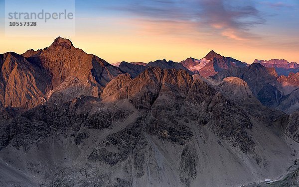 Gipfel der Parsaierspitze links  Hoher Riffler rechts  bei Sonnenaufgang  Gramais  Lechtal  Tirol  Österreich  Europa