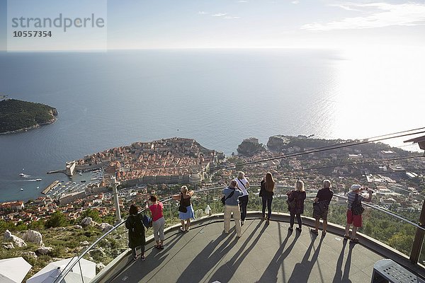Besucher genießen den Ausblick auf Dubrovnik von der Aussichtsplattform auf dem Brdo Srd  Sergiusberg  Dubrovnik  Kroatien  Europa